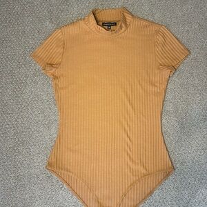 kendall & kylie - burnt orange ribbed mock necked short sleeved bodysuit - M